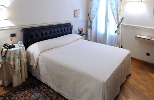 Tigliole Hotel | Cozy Ristorante Albergo Ca' Vittoria with Ocean View Pool