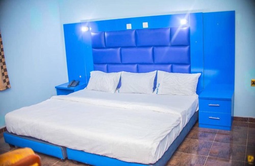 Makurdi Apartment | Ritz & Gold Hotel & Suites: Breakfast and Hot Tub Awaits