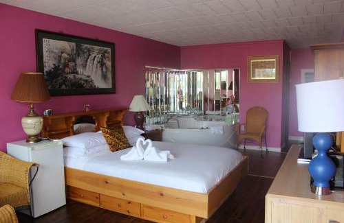 Fallsview Hotel | Cozy Ritz Inn Niagara: Pet-Friendly with Hot Tub Access