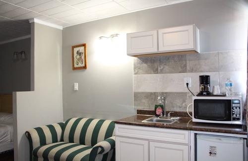 Fallsview Hotel | Budget-Friendly Ritz Inn Niagara: Breakfast & Family Amenities