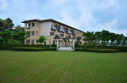 Bara Banki Hotel | Relaxing Ritz Resort: Family-Friendly with Delicious Dining