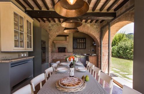 Arezzo Villa | Elegant Villa on a Wine Estate in Arezzo with Pool