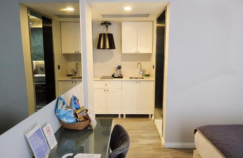 Old Town Apartment | Budget-Friendly Riva Hotel Alsancak with Family Amenities