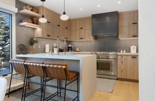 Vail Apartment | Premier Vail Village Retreat: Riva Ridge 725 with Hot Tub