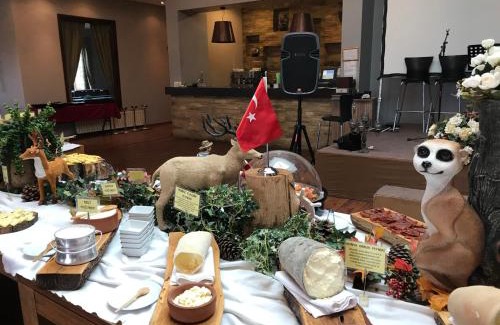 Cekmekoy Hotel | Pet-Friendly Riva's Club Hotel with Pool and Breakfast Options