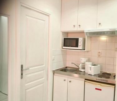 Cuffies Apartment | Budget-Friendly Stay at Rive Gauche with Restaurant Dining