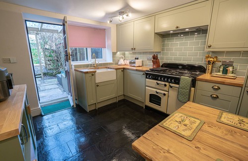 Ffynnongroyw House | Family-Friendly Rivendell Cottage with Oceanfront Views