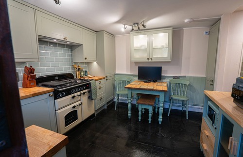 Ffynnongroyw House | Family-Friendly Rivendell Cottage with Oceanfront Views