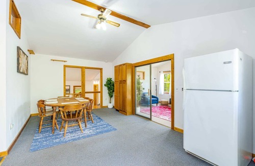 Berkeley Springs Cabin | Tranquil River Access Cabin with Hot Tub & Fire Pit