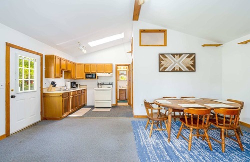 Berkeley Springs Cabin | Tranquil River Access Cabin with Hot Tub & Fire Pit