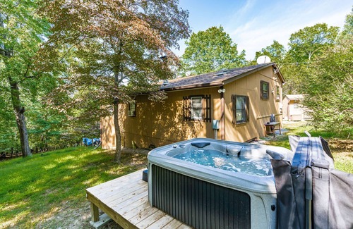 Berkeley Springs Cabin | Tranquil River Access Cabin with Hot Tub & Fire Pit