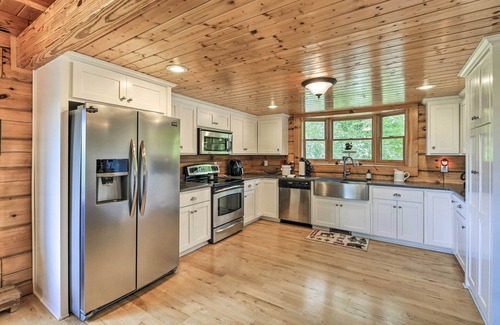 Piney Creek Cabin | Idyllic Piney Creek Cabin with River Access & Spa Amenities