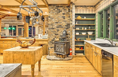 Cullowhee Villa | Riverside Lodge with Mountain Views and Family-Friendly Amenities