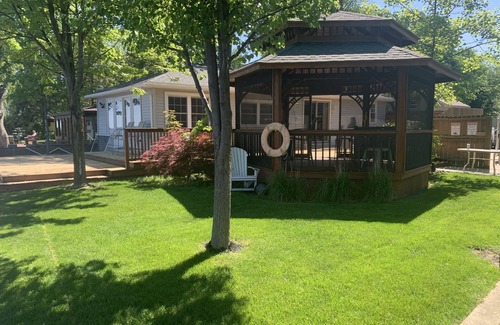 Bay City Cabin | Beautiful River & Bay Views at Shirley’s Temple, Bay City