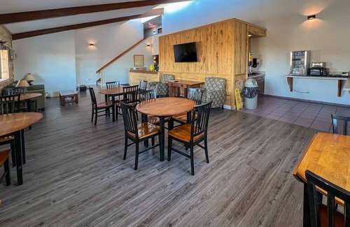 Baudette Hotel | Relaxing Stay at River Bend's Walleye Inn with Breakfast