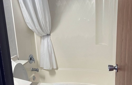 Baudette Hotel | Relaxing Stay at River Bend's Walleye Inn with Breakfast