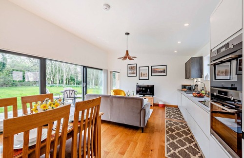 Beckley House | Inviting River Birch - Family-Friendly Two Bedroom Retreat