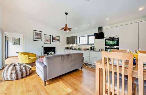 Beckley House | Inviting River Birch - Family-Friendly Two Bedroom Retreat