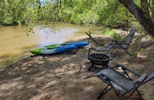 Athens House | River Bottom Bungalow in delightful Athens with Hot Tub, Sauna and River access