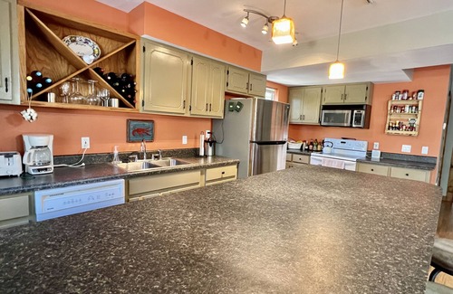 Hartford Cabin | Cozy River Cabin with Ocean View & Pet-Friendly Amenities