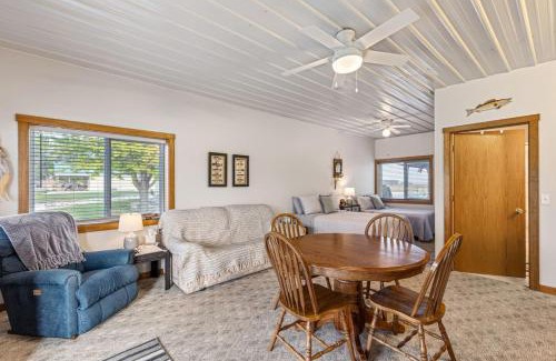 Burt County House | River Cabin with Grill and Boat Slip