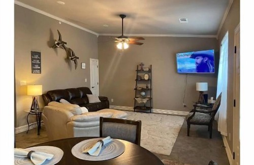 Alma House | Serene River Chase with Breakfast & Kitchen Amenities