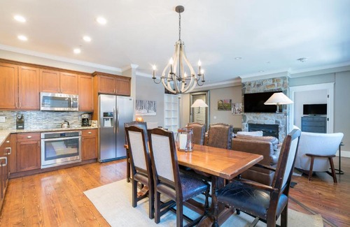 Telluride Apartment | Pet-Friendly River Club 101 Condo with Relaxing Hot Tub