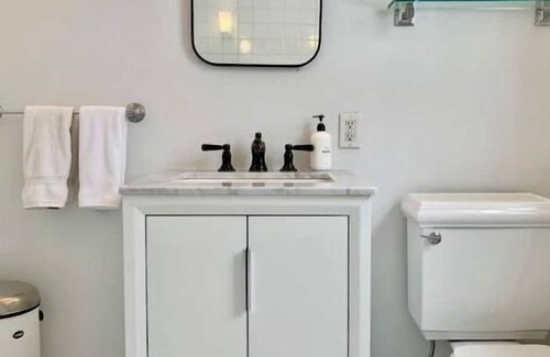 Claryville House | River Cottage: Stylish Getaway with Unique Amenities