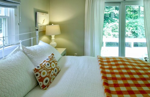 Claryville House | River Cottage: Stylish Getaway with Unique Amenities