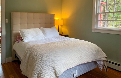 Claryville House | River Cottage: Stylish Getaway with Unique Amenities