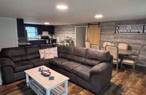 Lenox House | River Cottage: Guest Rated 9.6 with Spa and Hot Tub Amenities