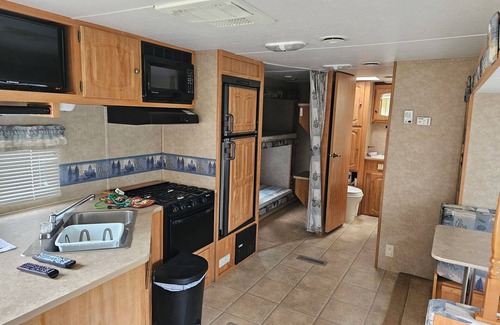 Grayling Hotel | Cozy River Country Motor Lodge with Pool & Breakfast Included