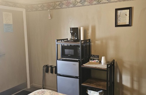 Grayling Hotel | Cozy River Country Motor Lodge with Pool & Breakfast Included