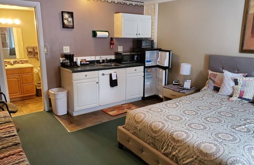 Grayling Hotel | Cozy River Country Motor Lodge with Pool & Breakfast Included