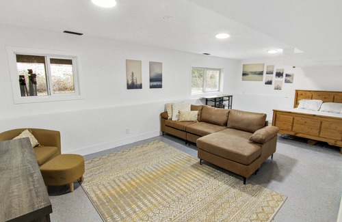 Lake Errock House | Relaxing River Dreams at Sandy Beach - Family & Pet Friendly