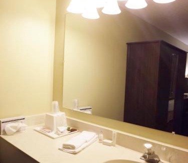 Issue Hotel | River Edge Inn: Family-Friendly Retreat with Ocean Views
