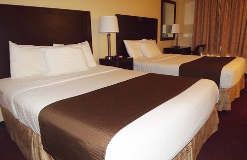Issue Hotel | Relax at River Edge Inn: Pool, Spa & Family-Friendly Fun