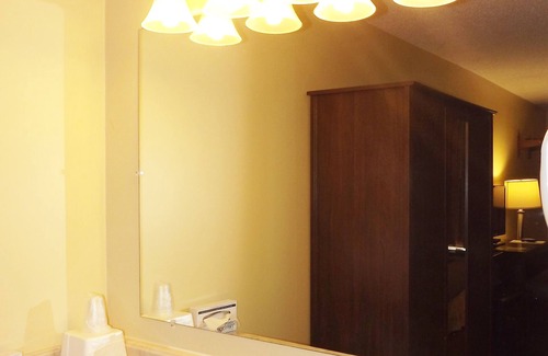 Issue Hotel | Relax at River Edge Inn: Pool, Spa & Family-Friendly Fun