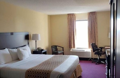 Issue Hotel | Relax at River Edge Inn: Pool, Spa & Family-Friendly Fun
