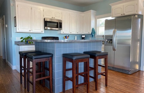 Shoreline Park House | Experience River Escape: Poolside Bliss and Spa Retreat