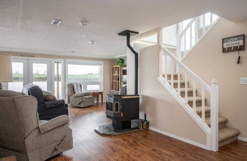 Scappoose Boat Rental | River Fox Floating Home: Top-Rated Stay in Scappoose, OR