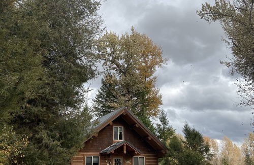 Kalispell Cabin | Pet-Friendly River-Front Cabin: Perfect Retreat for Adventures