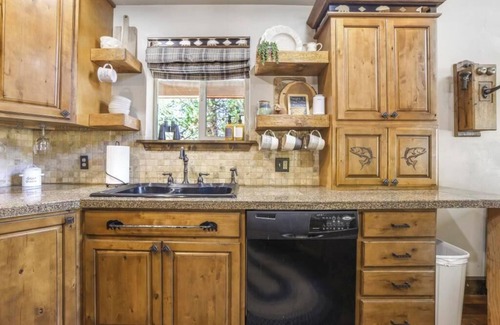 Corral Cabin | Tranquil River Cabin near National Forest with Ocean View