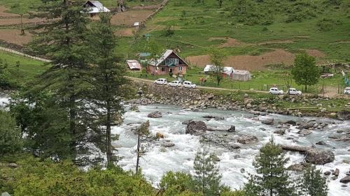Pahalgam Hotel | Charming River Front Guest House with Pool and Pet Access