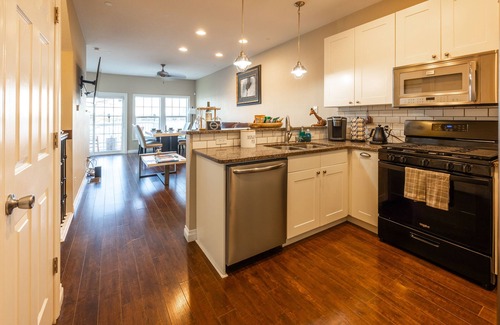 Toledo House | River Front Landing: 9.8 Rated with Amazing Views & More