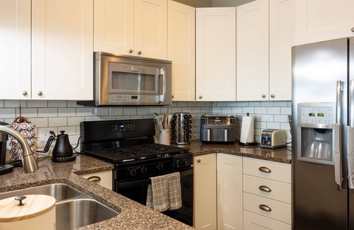 Toledo House | River Front Landing: 9.8 Rated with Amazing Views & More