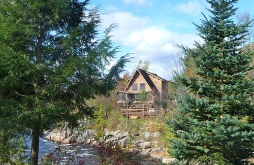 Hailesboro Cabin | Idyllic River Front Log Cabin with Private Pool & Spa