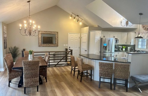 Cayuga Cottage | River front paradise, boat, kayak, swim, go to the racetrack, have fun, relax!