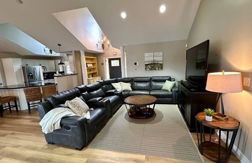 Cayuga Cottage | River front paradise, boat, kayak, swim, go to the racetrack, have fun, relax!