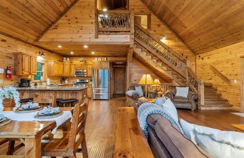 Blue Ridge Cabin | River Front! Pool Table! Riverfront Fire Pit! Hot Tub! BlueRidgeScenicRailway!